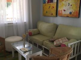 Cozy ,artistic cottage in a garden setting close to the beach and hiking trails.，位于鲍威尔里弗的酒店