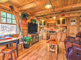 Chic Brandon Cabin with Pool, Hot Tub and Sauna!，位于Brandon的酒店