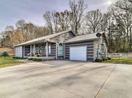 Secluded Retreat on 2 Acres Near Dale Hollow Lake!，位于Frogue的酒店