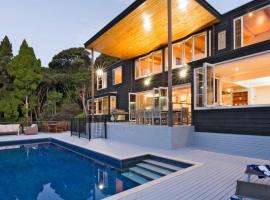 Private Luxury in Paihia - with Heated Pool!，位于派西亚的酒店
