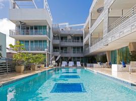 Boutique Suites 3 min walk to beach，位于迈阿密海滩的带按摩浴缸的酒店