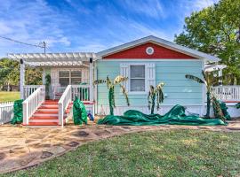 Walk to Cedar Creek Reservoir Home with Fire Pit!，位于Tool的酒店