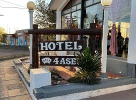 Hotel 4 Ases，位于恩鲍斯的酒店