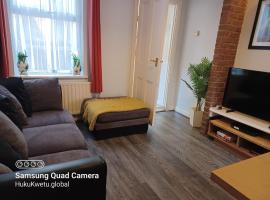 Salisbury House-Huku Kwetu Spacious 4 Bedroom House- Sleeps 6 - Luton Town Centre，位于卢顿的酒店