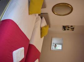 Braillen Suite- 2 bedroom with kitchenette and bathroom，位于登比登比城堡附近的酒店
