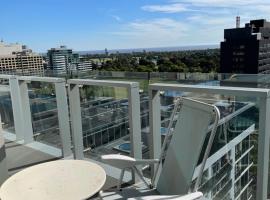 The Fawkner Apartment Bay-view pool/Gym Free Parking，位于墨尔本的海滩酒店