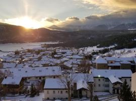 Studio avec loggia Les Angles - Superbe vue sur Lac et Montagnes，位于安格勒Péborny 2附近的酒店