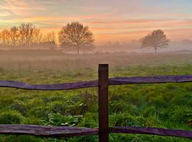 Quality Oak Barn with Hot Tub and Parking，位于Bramley的酒店