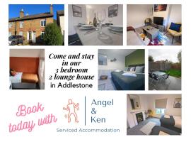 3 Bed 2 Lounge House up to 40pc off Monthly in Addlestone by Angel and Ken Serviced Accommodation Great Value for Long-term Stay，位于阿德尔斯通的酒店