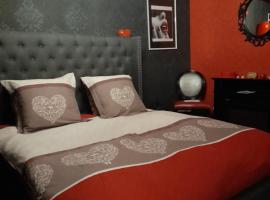 LOVE ROOM Le rouge et noir，位于巴尔的公寓