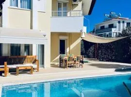 Excellent 3 storey villa with a swimming pool