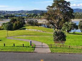 Pohutukawa Lodge by Orewa Beach，位于奥雷瓦的酒店