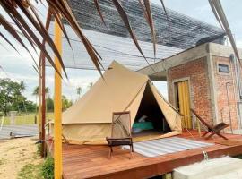 Rembulan Escape - beachfront bell tent (no 1)，位于佩纳利克村的豪华帐篷营地