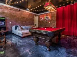 VNC BNB King beds, pool table, fire pit, arcade, xbox