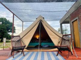 Rembulan Escape - beachfront bell tent (no 2)，位于佩纳利克村的豪华帐篷营地