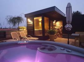 Wellness Lodge Ruigenhoek 13A - Sauna, Jacuzzi !，位于齐尔克的高尔夫酒店