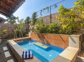 SaffronStays Lake House Marigold, Nashik - rustic cottages with private plunge pool，位于纳西克的乡村别墅