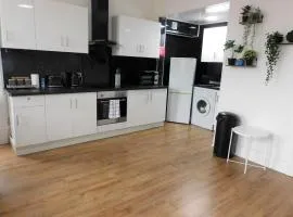 Comfortable 4 bed Apt in Paisley Next to Station