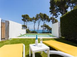 Luxury villa in front of the beach ONA，位于卡莱利亚德帕拉弗鲁赫尔的豪华酒店
