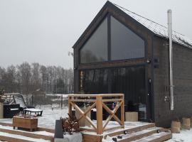 Domek Mazurski całoroczny nad jeziorem z sauną i Jacuzzi SPA，位于帕瑟姆的带泳池的酒店