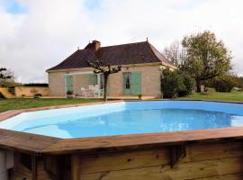 Cosy holiday home with swimming pool，位于Lavercantière的酒店