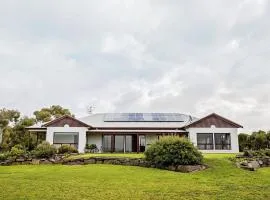 Sea Breeze - Spacious home with lovely ocean views