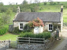 Honeysuckle Cottage Wark on Tyne，位于沃克的带停车场的酒店