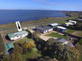 Coorong Lakeside Cottage，位于Meningie的酒店