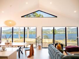 Luxurious Waterfront home in the North of Hobart，位于霍巴特古今艺术博物馆（MONA）附近的酒店