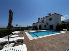 Exquisite Villa with Private Pool in Cyprus，位于凯里尼亚的酒店