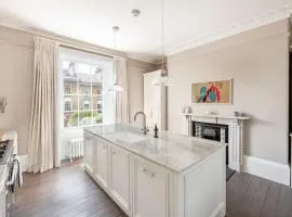 Dunsford House - Elegant Townhouse with Parking