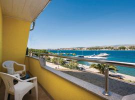 Cozy Apartment In Sibenik With House Sea View，位于克拉帕尼岛的酒店