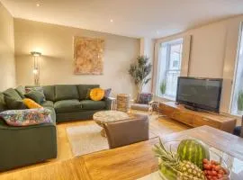 Centrally Located Apartment - Pass the Keys
