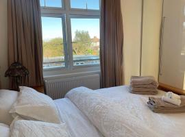 Premium flat! Enjoy luxurious white Egyptian bedding near Gants Hill Station, Ilford, London，位于Wanstead的酒店