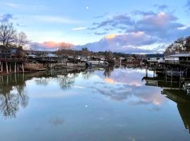 Fishing bungalow on the water w/private dock，位于克利尔莱克的酒店