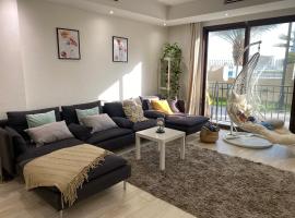 Lusail City Doha Qatar Love Bedroom with living room，位于Lusail的酒店