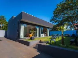Casa com 2 suítes, cozinha completa , área de lazer, piscina infantil, 10 min do parque aquático