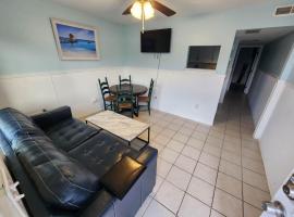 125 Atlantic Avenue Unit E - Pet Friendly! Walk To The Beach and Pier!1BR -1BA - Sleeps 2-4 guests!，位于默特尔比奇的酒店