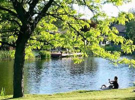 Lake Front Studio with Kayaks Bikes near Greenbelt，位于博伊西的酒店