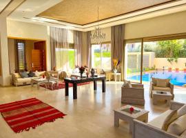 Riad villa saphir & SPA，位于马拉喀什艾莫吉斯高尔夫球场附近的酒店