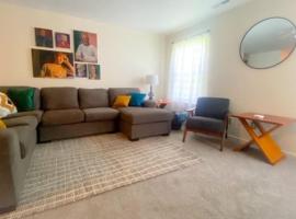 240 Overbrook NEW Franks funky and fashionable furnished home，位于Monroe的酒店