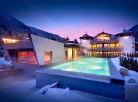 FONTIS luxury spa lodge，位于Santa Maddalena in Casies Valbassa的公寓式酒店