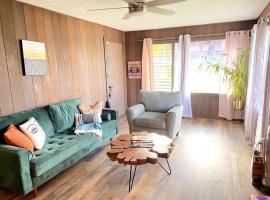 THE HILO HOMEBASE - Charming 3 Bedroom Hilo Home, with AC!，位于希洛的酒店