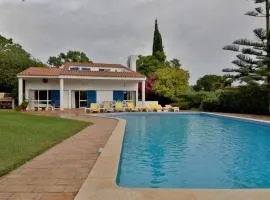 Villa Quadradinhos 3Q 4-bedroom villa with Private Pool AC Short Walk to Praca