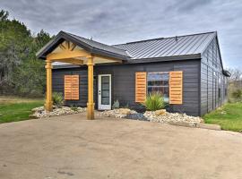 Graford Cabin with Rooftop Deck and Lake Views!，位于Graford的酒店