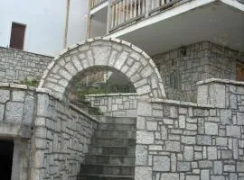 Μεζονέτα στην λίμνη Πλαστήρα