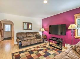Inviting Townhome: 30 Mi to Yellowstone NP!，位于Emigrant的酒店