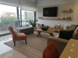 The Lop Athens Holidays Luxury Suites，位于雅典法利罗跆拳道体育场附近的酒店