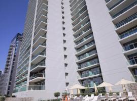 New Luxury Modern Canal View.，位于迪拜Al Wajeha Al Maeyah海运站附近的酒店