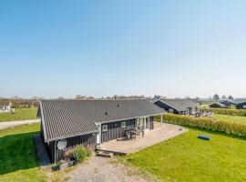 Cozy Home In Rudkøbing With Wifi，位于斯波斯比约的带按摩浴缸的酒店